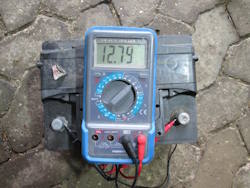 Batterietest mit Multimeter
